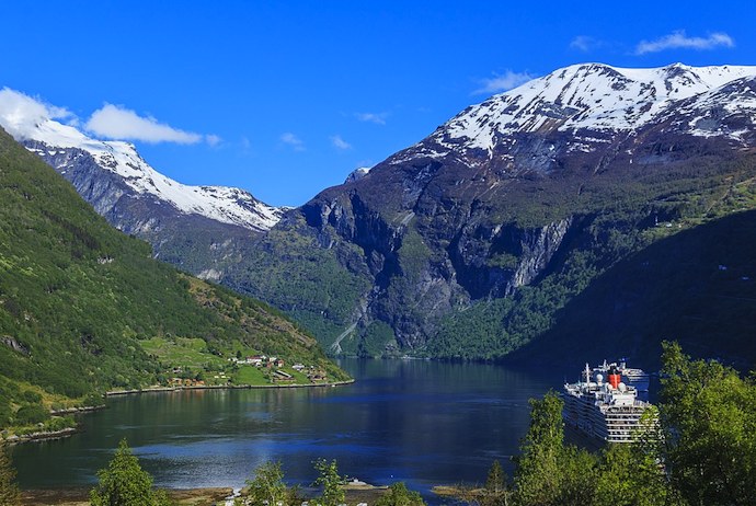 The Norway in a Nutshell tour visits some of the best sights in Norway, including the Geirangerfjord