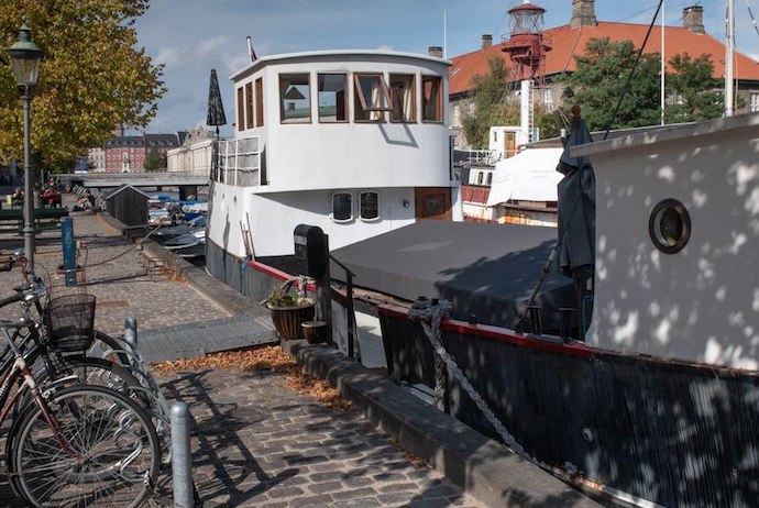 Within walking distance of Copenhagen's central sites, this houseboat has 2 apartments