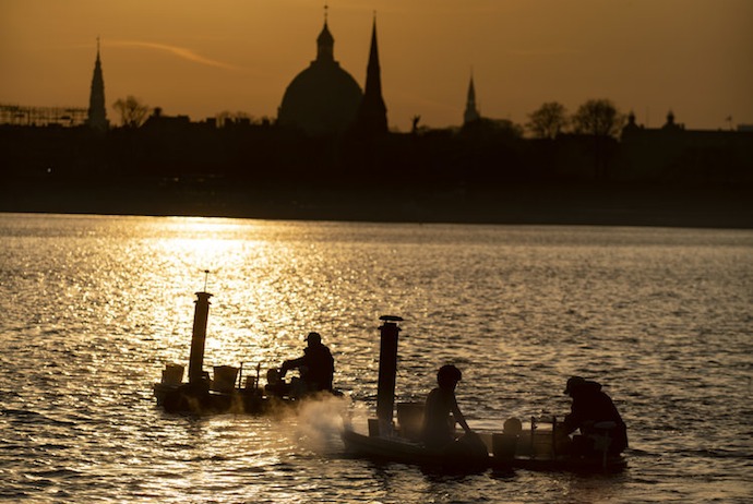 Keep warm and float around Copenhagen harbour in a hot tub