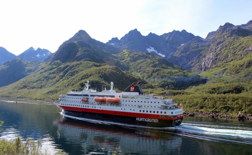 cruise by the mountains
