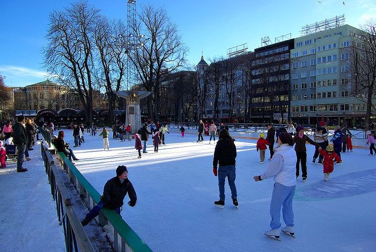 Visit Oslo in winter and you can skate for free at the Spikersuppa rink