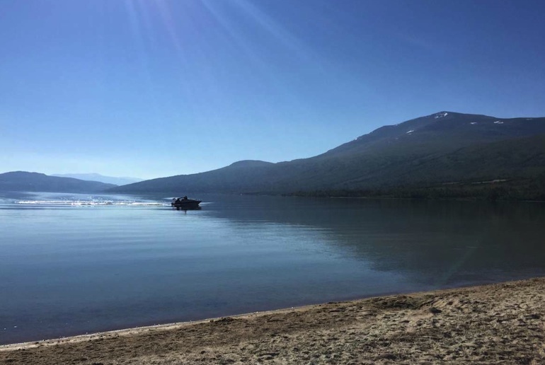 Rauøra Beach, a lovely lake beach in Norway