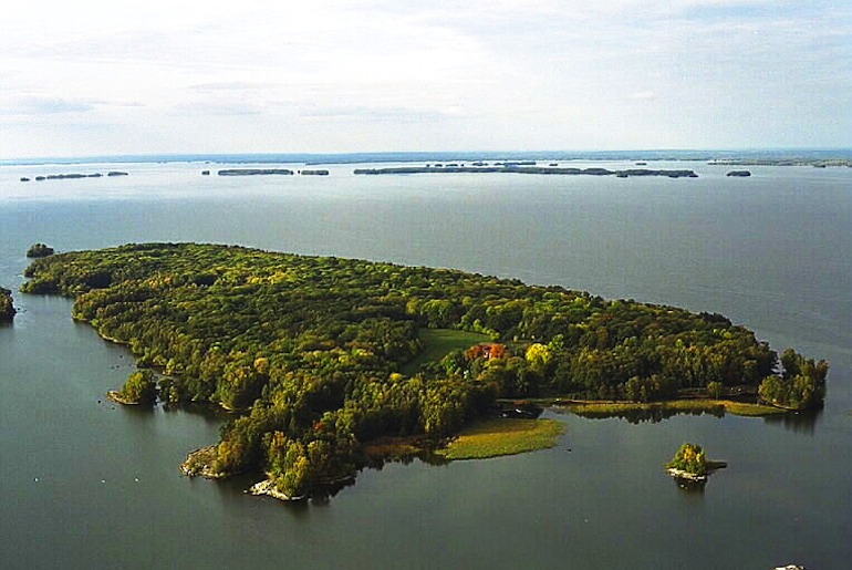 Sweden's Lake Hjalmaren has warm water for swimming, kayaking and boat trips.