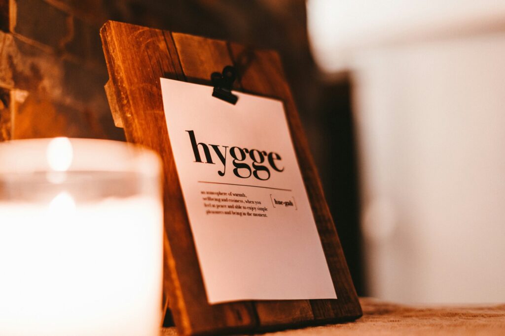 plate that says hygge