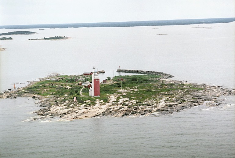 Stay in a lighthouse in the Bothnian Sea in Finland
