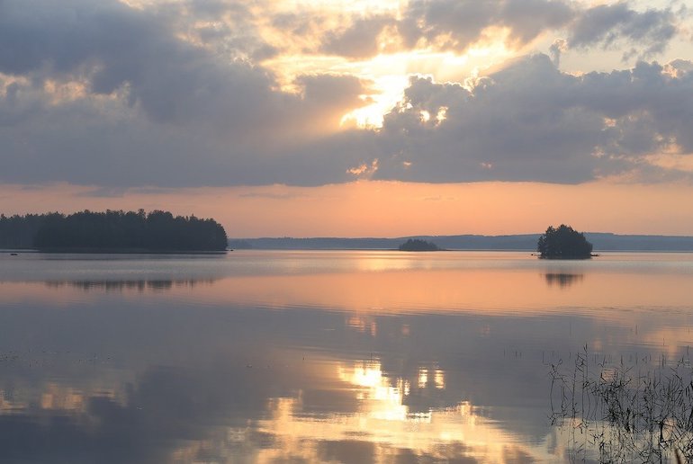 Finland's coastline is 2760 miles long.
