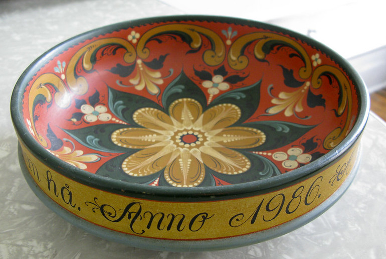 There are three main types of Norwegian rosemarling.