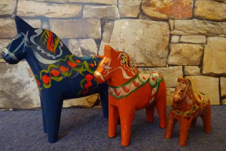 The Dala horse is painted in the Swedish dalmålning style.