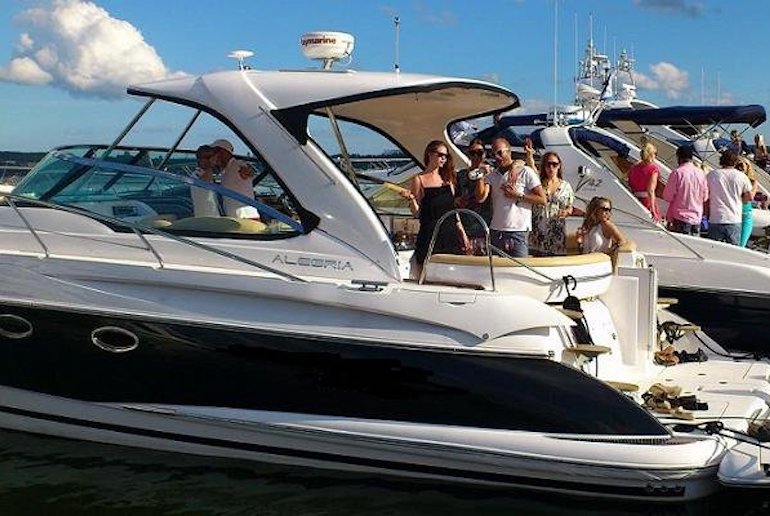 Rent a speed boat for a fun day out with friends in the Stockholm archipelago 