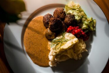 plate of meatballs and mashed potatoes