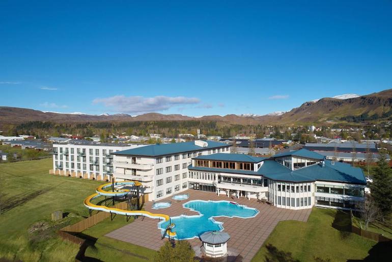 Hotel Örk in IJsland heeft een thermaal zwembad met glijbanen
