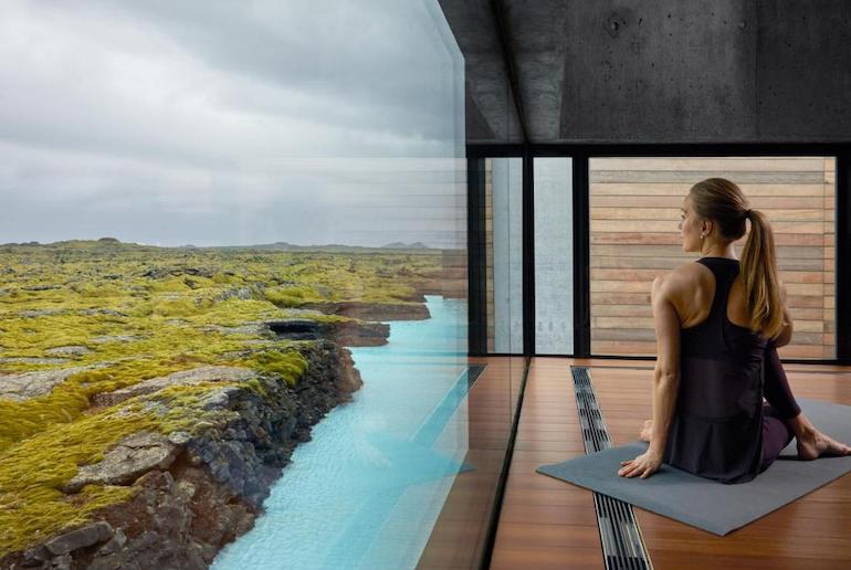 Je kunt yoga doen in de spa van het Blue Lagoon Retreat hotel, een van de beroemdste hotels van IJsland met toegang tot een warmwaterbron.