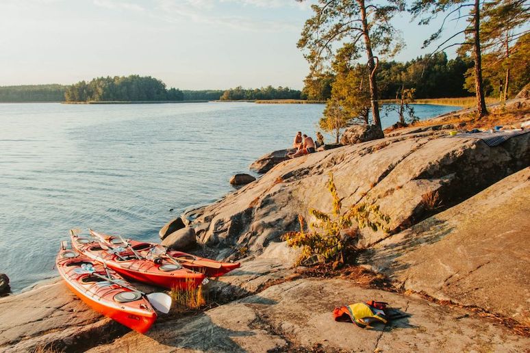 Have fun with the family on a kayak tour in the Stockholm archipelago