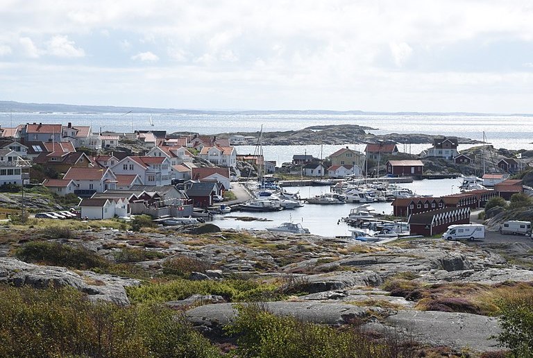 Fotö is a fishing island with good swimming spots
