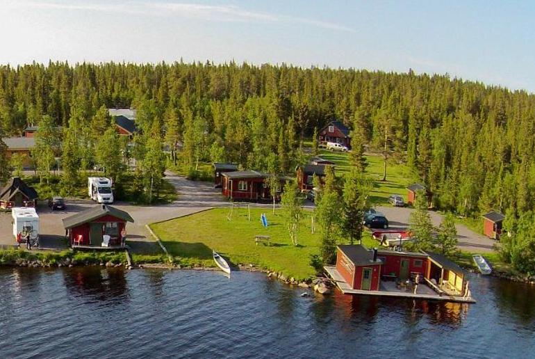 Camp Alta Kiruna sits on the shores of a lake and is good for winter and summer activities