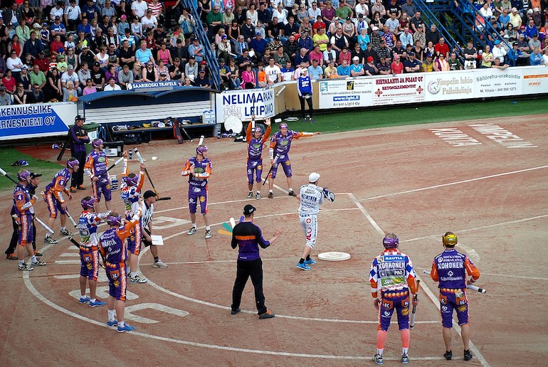Pasäpello has similarities to American baseball, but also has very distinct differences.