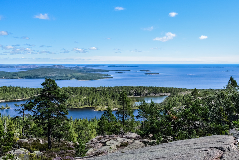 The Skuleskogen National Park encompasses a rift valley, granite rock formations, islands, lakes, rivers, forest and a 200-metre long canyon.