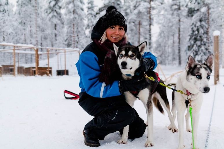 Some dog sledding trips in Rovaniemi allow to make friends with the dogs and have a cuddle.